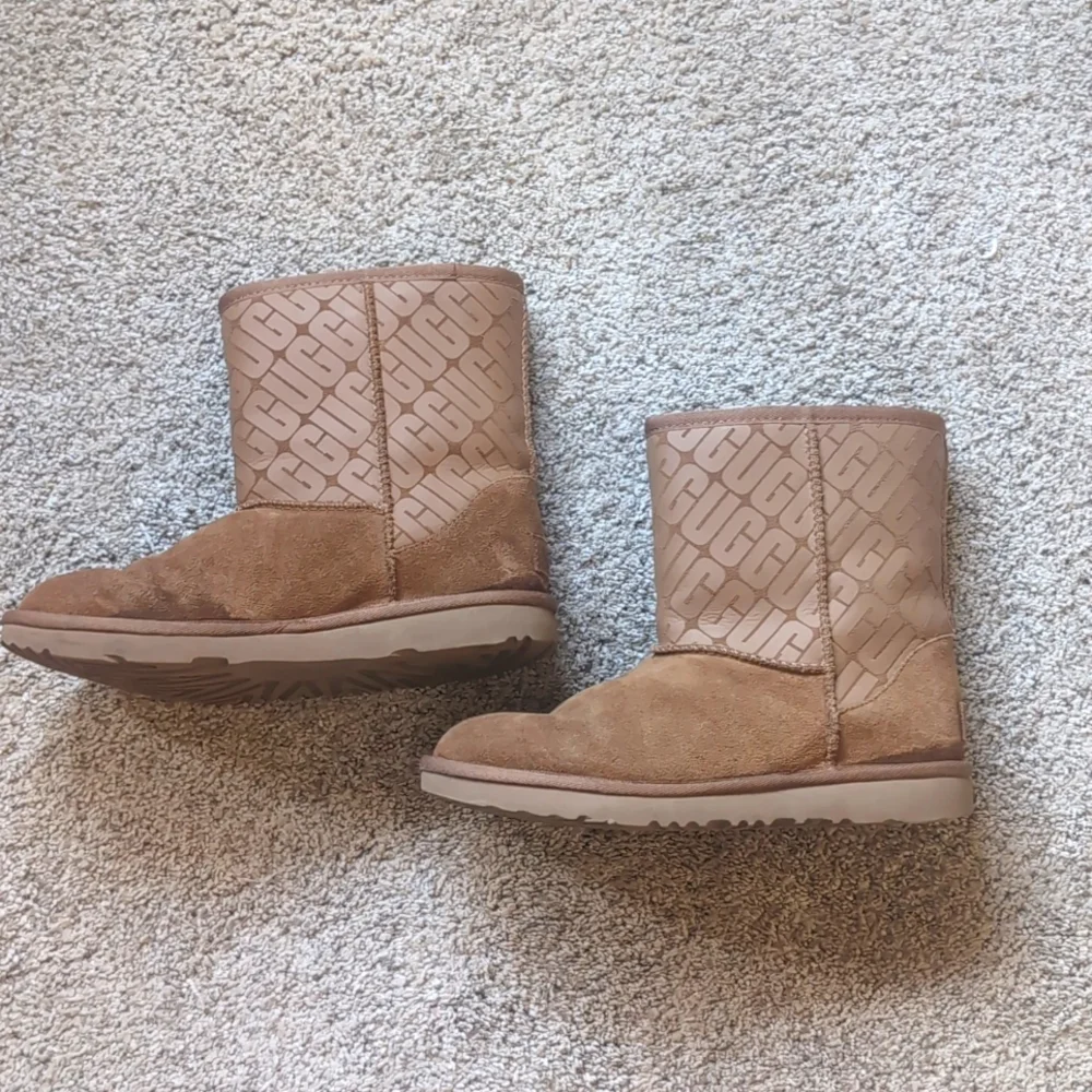 Ugg classic Short 2 Beige‎ logo Boots. Size 6